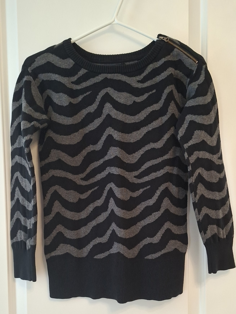 GAP Black and Gray Zebra Knit Crewneck Cotton Sweater with Shoulder Zip size 10
